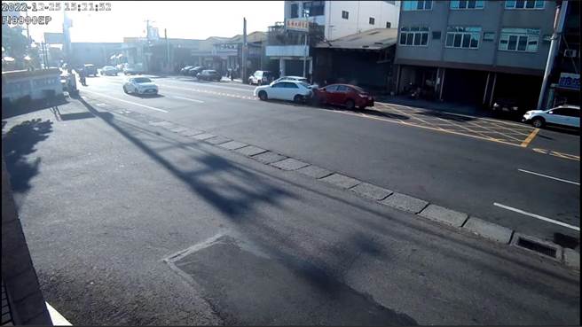 這起事件發生在上月25日下午3點多，蔡男駕駛自小客車行經彰化市彰鹿路時，追撞準備要左轉的前車，遭撞的前車向前堆行10多公尺，還衝到對向車道上。（警方提供／吳建輝彰化傳真）