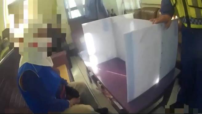 遭诈骗老妇先离开银行，芦洲警方担心她的安危赶紧加派警力扩大搜查，终于在一小时内找到老妇。(黄敬文翻摄)