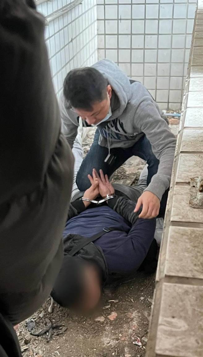 中和分局警方在桃园市芦竹区逮捕郑嫌。（警方提供）