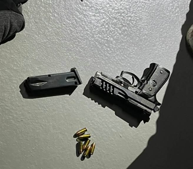 警方从郑男车内起获犯案枪枝。（警方提供）