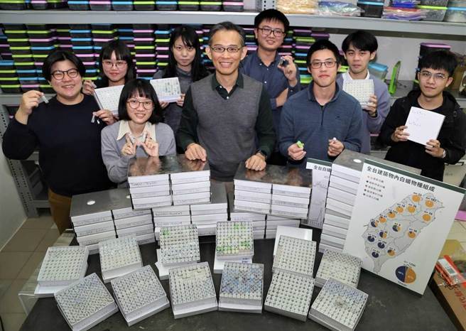 中兴大学昆虫学系团队于2015年架设「台湾白蚁物种鑑定服务网」，号召民眾支持「动手一起抓虫」计画。（中兴大学提供／张妍溱台中传真）