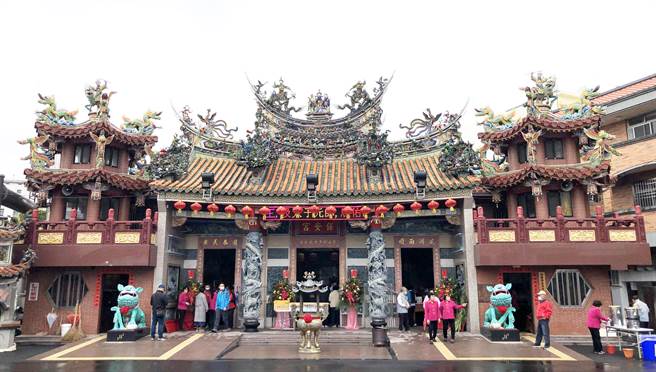 大安区松雅里保安宫奉供广泽尊王，具有100多年歷史，庙方原本兴建的旧牌楼，因松一街拓宽而拆除。(陈世宗摄)