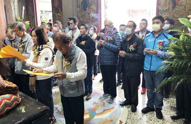 薛凌及何志伟母子今天都出席参加剪彩启用仪式，立法院副院长蔡其昌、市议员李文捷都到场参与。(陈世宗摄)