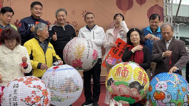 新北市长侯友宜亲自到场参加「彩绘灯笼・幸福兔U」活动。（吕健豪摄）