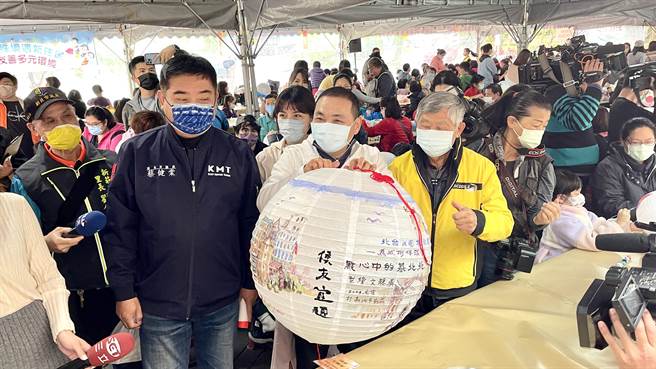 侯友宜也在灯笼上题字落款。（吕健豪摄）