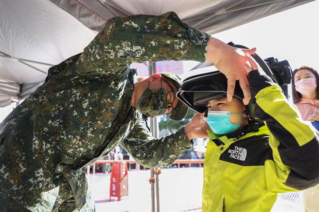 依照行政院规画，未来包含国小与幼儿园学童在内，都得学习战备能力。图为国军赴花莲县吉安乡公所举办活动。（取自全民国防教育专页／李侑珊台北传真）