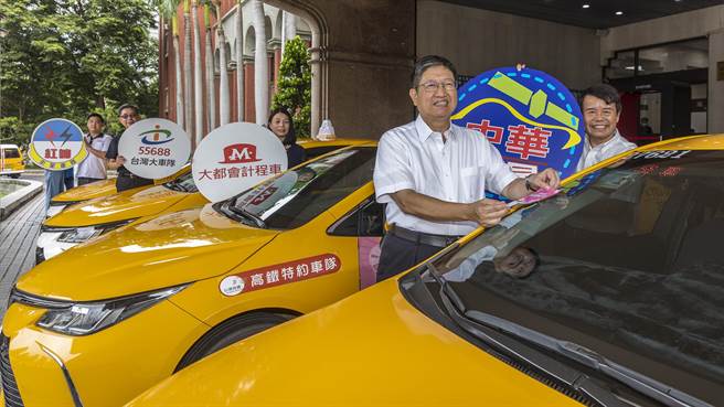 縣長楊文科去年9月主持敬老愛心卡開通搭乘4大車隊計程車服務，因很多老人家未搭大眾運具，社會處研議將每月3000元的敬老貼津及敬老愛金卡結合，發揮更大使用效益。（羅浚濱攝）