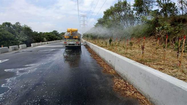 季風強勁時，雲林縣環保局出動噴水車預防揚塵。（雲林縣政府提供）
