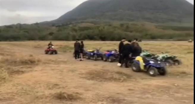 元旦连假有游客违规在三军联训基地旁飙沙滩车，恒春警急劝离。(警方提供)