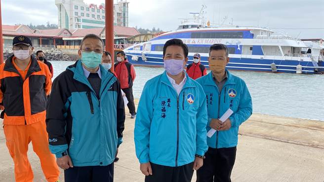 金门县长陈福海（前排右2）今日上午前往水头码头，视察所有復航相关整备工作。（于家麒摄）