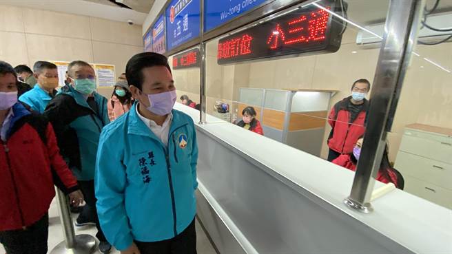 陈福海（中）关心旅客登记情形，并慰勉柜台服务人员之辛劳。（于家麒摄）