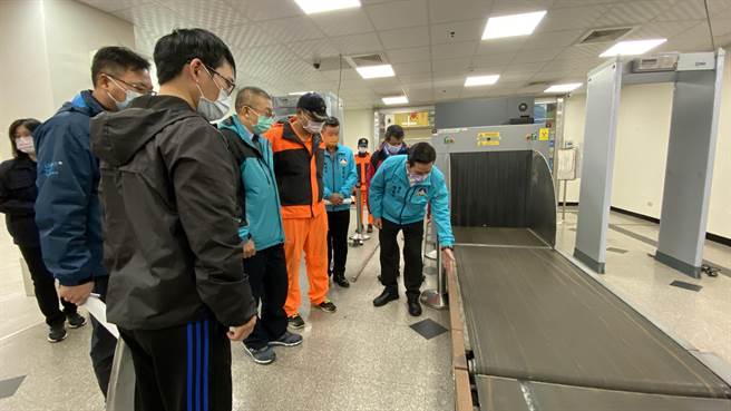 对于所有復航的整备工作，陈福海（右1）要求相关单位务必做好每个小细节。（于家麒摄）