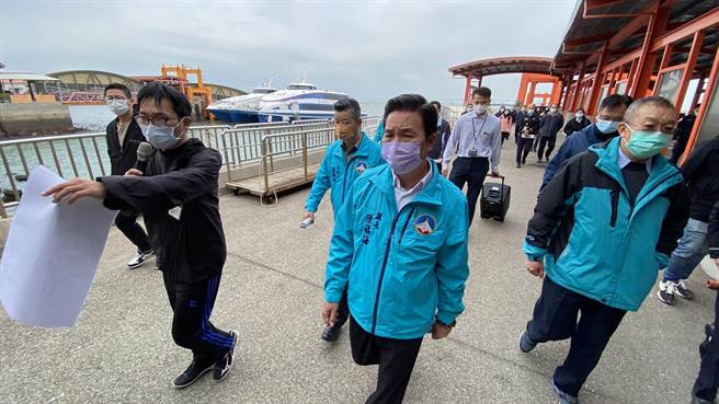 对于入出境通关动线，陈福海（中）实地走过一遍，针对小缺失也要求权责单位立刻改进。（于家麒摄）