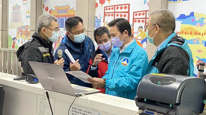 陈福海（右2）指示相关单位要加强旅客动线引导服务及作业指引，不足之人力可协调县府协助。（于家麒摄）