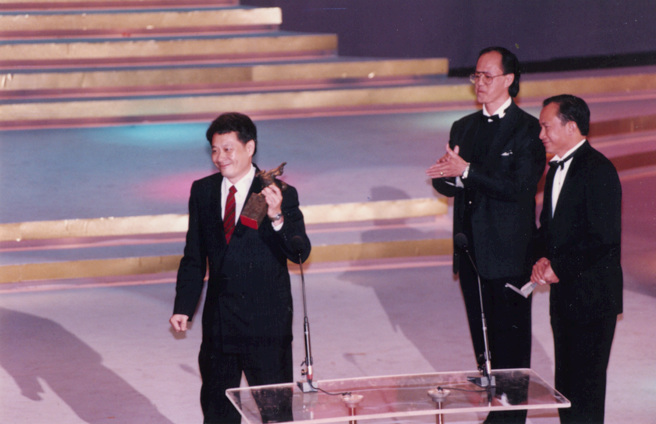 李安（左）在第30屆金馬獎以《父親三部曲》之一的《喜宴》獲得最佳導演獎。（中時資料照，張兆輝攝)