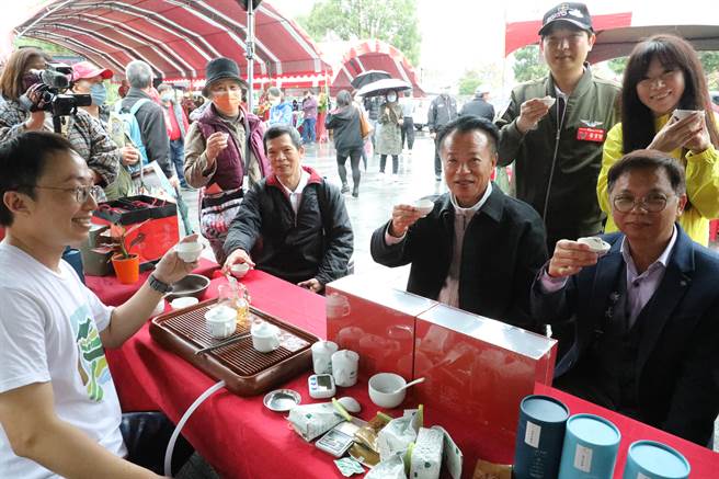 嘉义县长翁章梁品尝阿里山优质茶。（廖素慧摄）