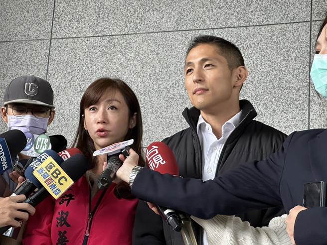 民進黨議員許淑華（左）今天下午陪同立委候選人吳怡農車掃。（楊亞璇攝）