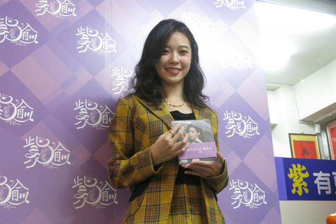 號稱「全國最美里長」的新北市永和區永福里長陳紫渝近日推出個人寫真年曆，今(2)日現量千份發送，吸引來自全國各地的粉絲冒雨排隊。(黃敬文攝)