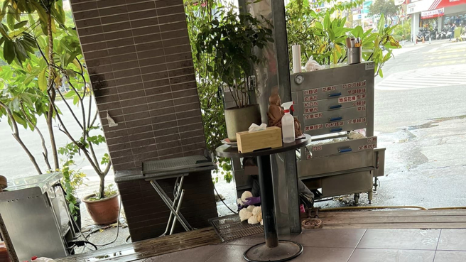 高雄一名男网友表示，昨日在某间豆浆店消费时，看到女店员把掉到地上多达10个包子，捡起来放回蒸盘继续卖给客人。（图／翻摄自爆料公社）