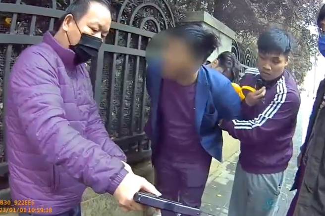 警方逮捕涉嫌在基河路亮槍的通緝犯。（翻攝畫面）