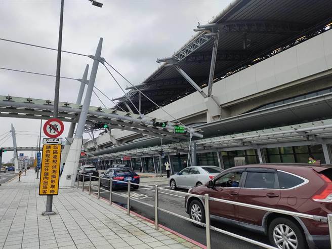 高铁台中站2日涌入收假人潮，乌日警分局提醒，高铁台中站旅客接送採分流分区科技执法，是台中开单量最多的地方，提醒民眾配合，以免荷包失血。（潘虹恩摄）