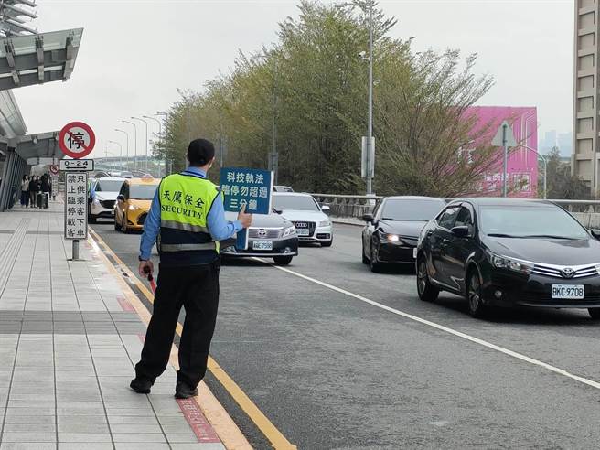 高铁站区1、2楼採接送分区分流科技执法，高铁站1楼7号门则为接客专用，限时3分钟停留；2楼为送客专用，只供民眾下车，限时3分钟停留。（潘虹恩摄）