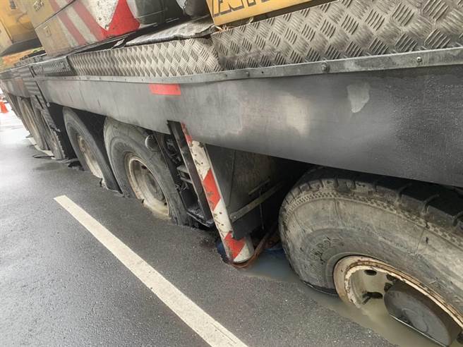 台中市南屯區三厝街路面塌陷，重達80噸的吊車卡在路中央，動彈不得。(民眾提供)