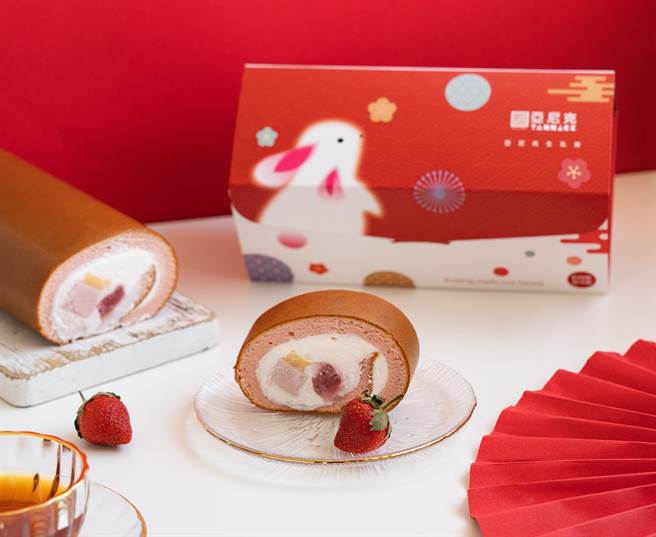亞尼克年節推出「草莓布丁」生乳捲，並以兔年紅色包裝招來喜氣，550元。（亞尼克提供）