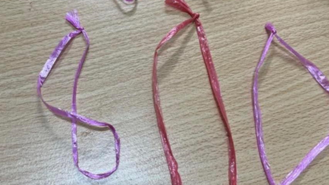 一名男网友表示，在电商网站发现有卖家卖绑肉羹的塑胶塑胶绳，一条要价300元，且还买出4条，获得买家5颗星好评。（图／翻摄自爆废公社）