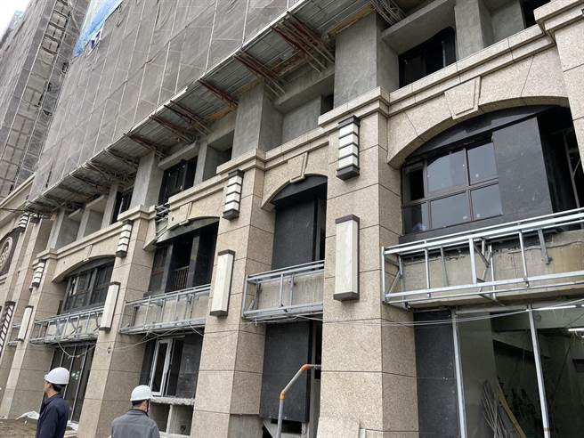 新店工地發生工人墜樓意外。（民眾提供）