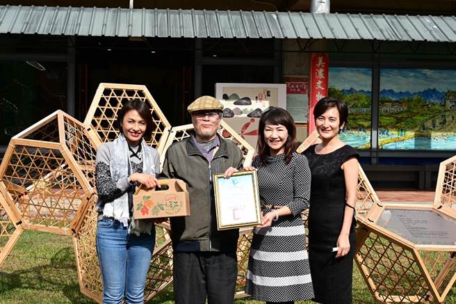 畫家宋春慧（右）把美好的記憶以畫作呈現。（高雄客委會提供／林瑞益高雄傳真）