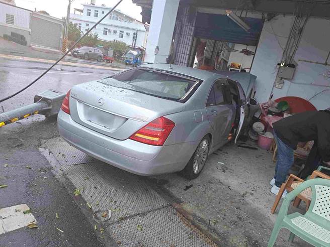 台东市中兴路1日发生车辆撞上民宅意外。（读者提供／蔡旻妤台东传真）