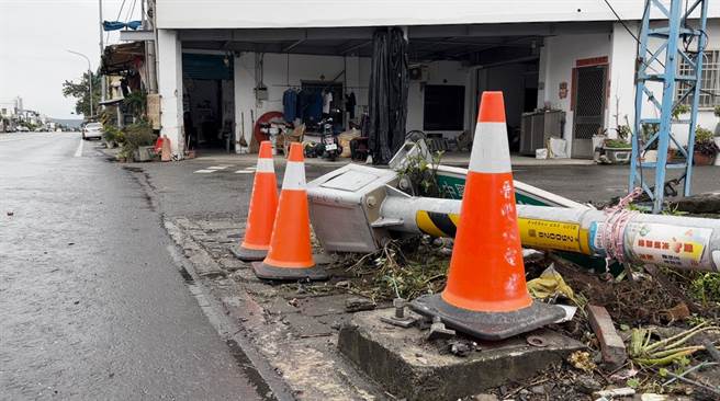 台东市中兴路1日发生车辆撞上民宅意外。（读者提供／蔡旻妤台东传真）