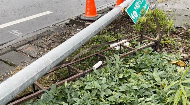 台东市中兴路1日发生车辆撞上民宅意外。（读者提供／蔡旻妤台东传真）