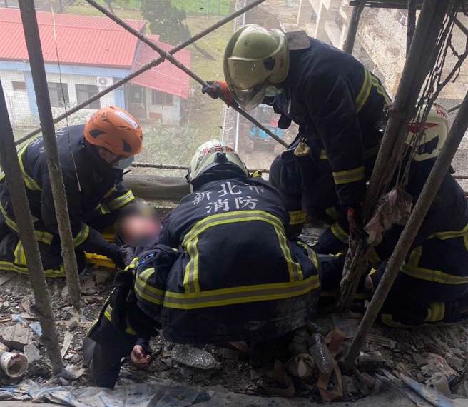 救護人員到場將王女送醫。（民眾提供）