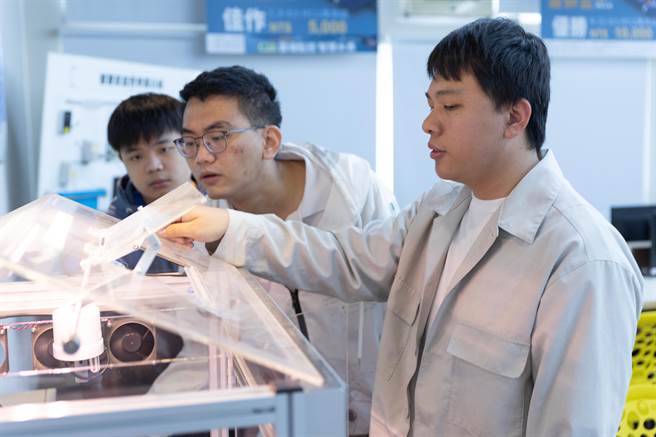 修平科大校长陈建胜则表示，修平科大师生团队用心关怀时代所需，创新研发各项有助益社会的优质作品，实为善尽大学社会责任的最佳展现。（修平科技大学提供／潘虹恩台中传真）