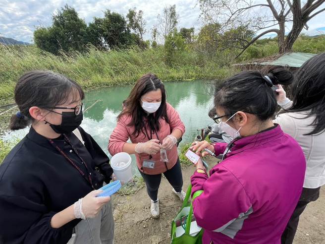 桃园大溪传出退伍军人病群聚事件，疫调人员针对9名确诊个案住家环境、水塔、莲蓬头等引起水雾的环境设施採集检体送中央化验。（卫生局提供／蔡依珍桃园传真）