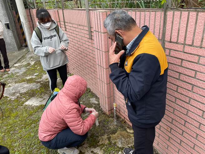 桃园大溪传出退伍军人病群聚事件，疫调人员针对9名确诊个案住家环境、水塔、莲蓬头等引起水雾的环境设施採集检体送中央化验。（卫生局提供／蔡依珍桃园传真）