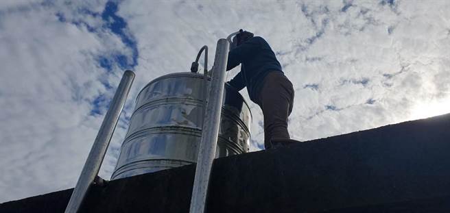 桃园大溪传出退伍军人病群聚事件，疫调人员针对9名确诊个案住家环境、水塔、莲蓬头等引起水雾的环境设施採集检体送中央化验。（卫生局提供／蔡依珍桃园传真）