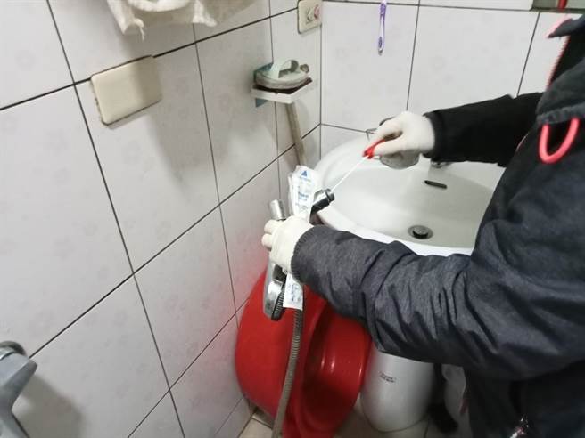 桃园大溪传出退伍军人病群聚事件，疫调人员针对9名确诊个案住家环境、水塔、莲蓬头等引起水雾的环境设施採集检体送中央化验。（卫生局提供／蔡依珍桃园传真）