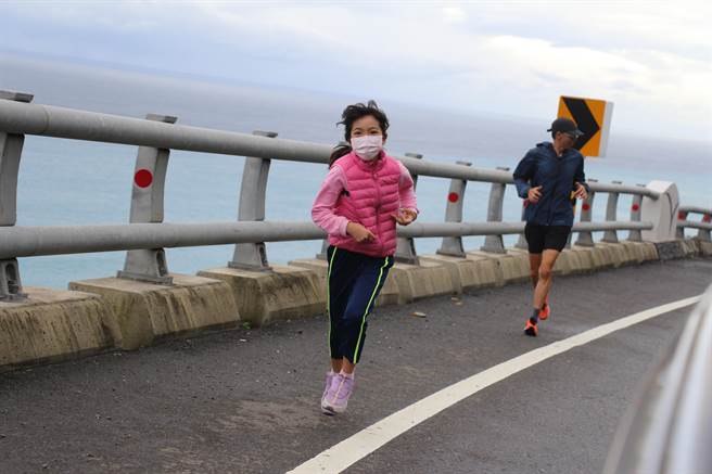 台湾盲人环台协会第6届盲人环台公益路跑今天迈入第10天，年纪最小跑者。（台东牧心提供／蔡旻妤台东传真）