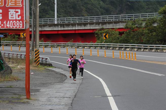 台湾盲人环台协会第6届盲人环台公益路跑今天迈入第10天，连续跑两、三年的林志安、王品捷(左)、谢定家(右)。（台东牧心提供／蔡旻妤台东传真）