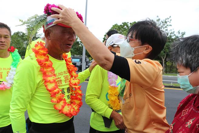 台湾盲人环台协会第6届盲人环台公益路跑今天迈入第10天，牧心迎宾。（台东牧心提供／蔡旻妤台东传真）