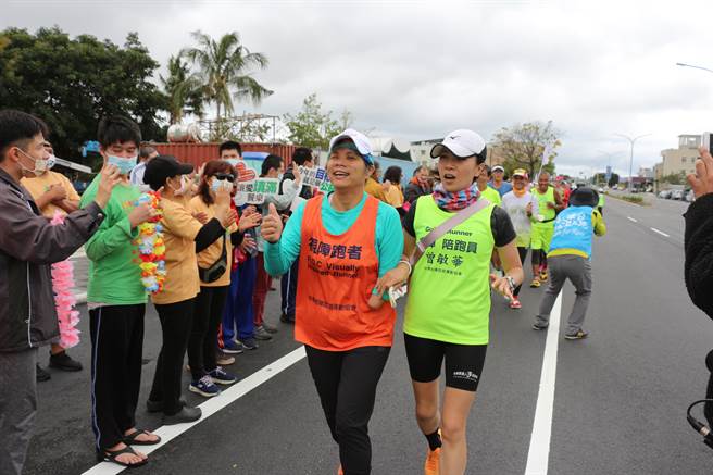 台湾盲人环台协会第6届盲人环台公益路跑今天迈入第10天，牧心迎宾。（台东牧心提供／蔡旻妤台东传真）