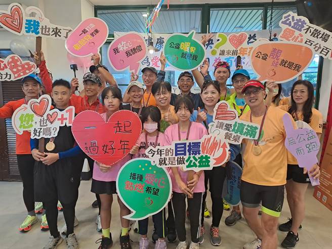 台湾盲人环台协会第6届盲人环台公益路跑今天迈入第10天，在台东牧心智能发展中心团队及热情的台东跑友陪同下，自大武乡一路跑进台东市牧心。（台东牧心提供／蔡旻妤台东传真）