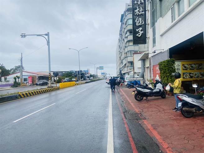 恒春知名包子店外因违停严重，元旦连假开出400张罚单。(警方提供)