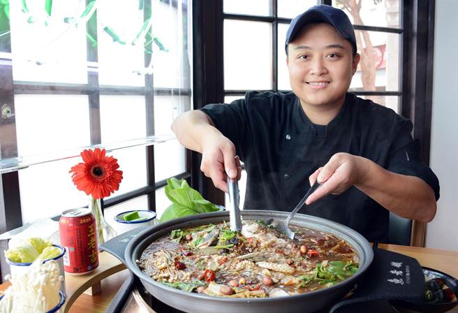 长期出国求学、工作的屏东游子陈佩淳，藉由知名川菜麻辣烤鱼，终于盼到返乡的路。（林和生摄）