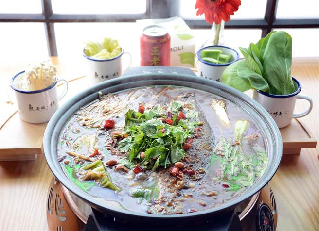 一道令人垂涎的川菜麻辣烤鱼，让在外漂荡多年的屏东游子，终于踏上返乡路。（林和生摄）