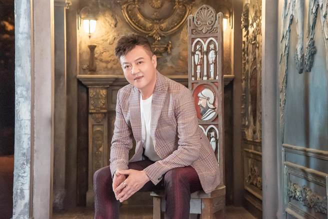 陈志雄长相酷似翁立友。（音圆唱片提供）