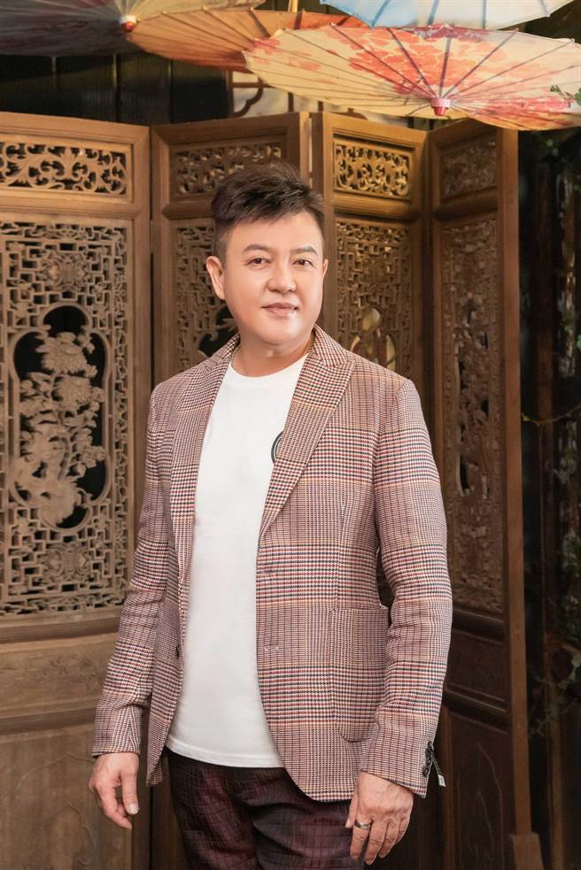 陈志雄长相酷似翁立友。（音圆唱片提供）